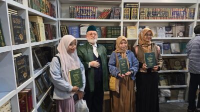 Amerika Birleşik Devletleri ve Endonezya’daki çeşitli üniversitelerde öğretim üyesi olarak