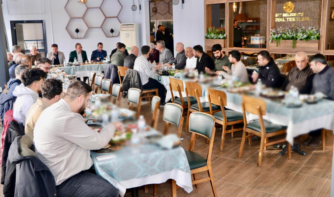 Kızlar Tepesi Sosyal Tesisleri'nde yardımcıları ile birlikte basın mensuplarıyla bir