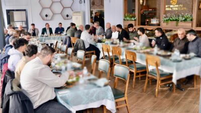 Kızlar Tepesi Sosyal Tesisleri'nde yardımcıları ile birlikte basın mensuplarıyla bir