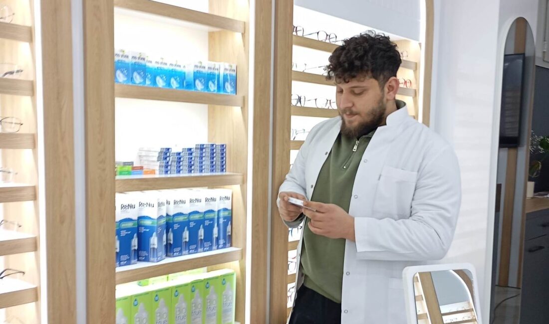 Optisyen Parlak Uyarıyor, “Kontak Lens İçin Doktor Önerisi Şart” Kontak lens kullanımı son yıllarda giderek artıyor. Optisyen Bilal Emre
