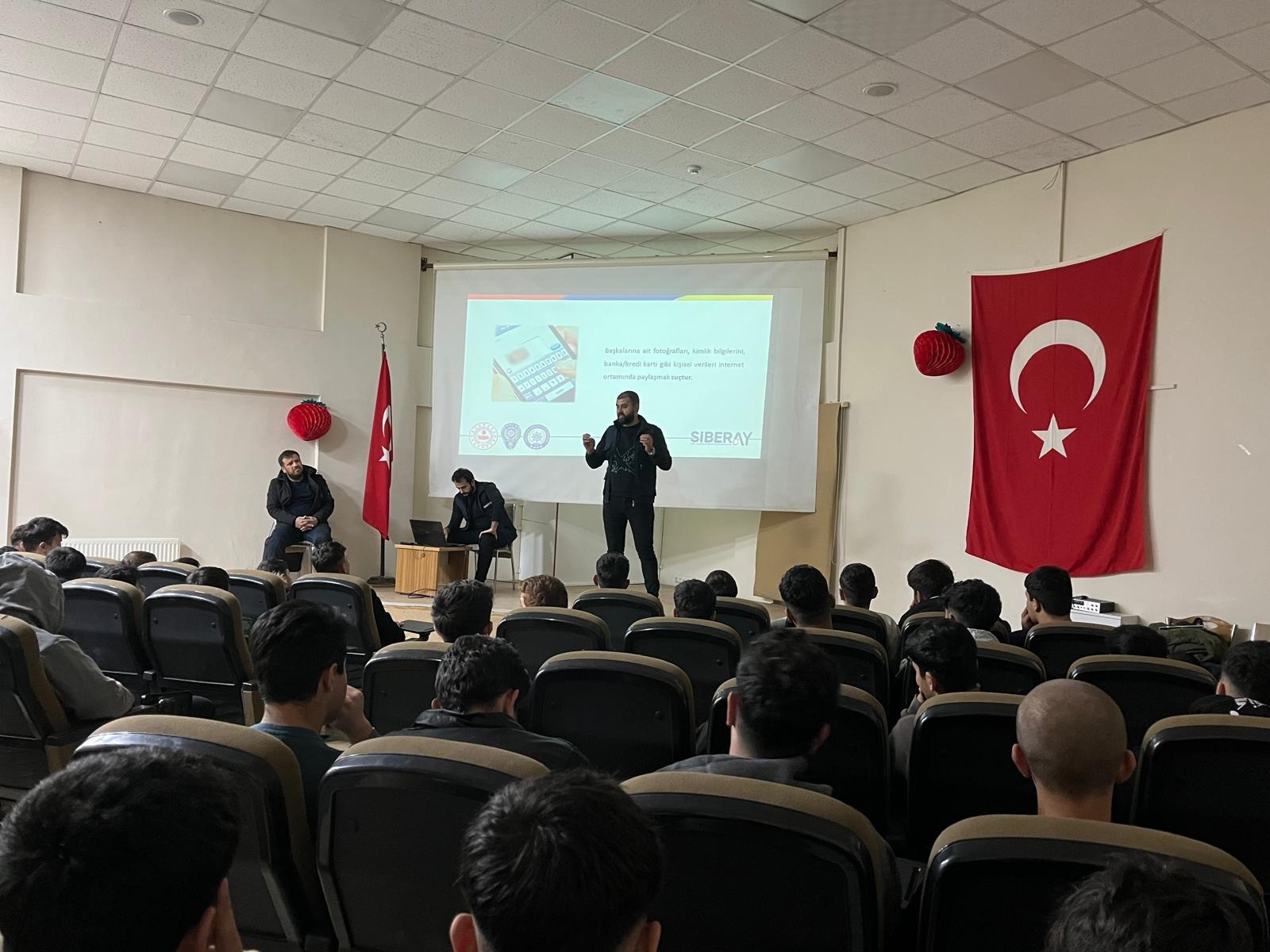 Siirt’te Çocuklara Siber Güvenlik Eğitimi Siirt Aile ve Sosyal Hizmetler İl Müdürlüğü’ne bağlı Çocuk Evleri