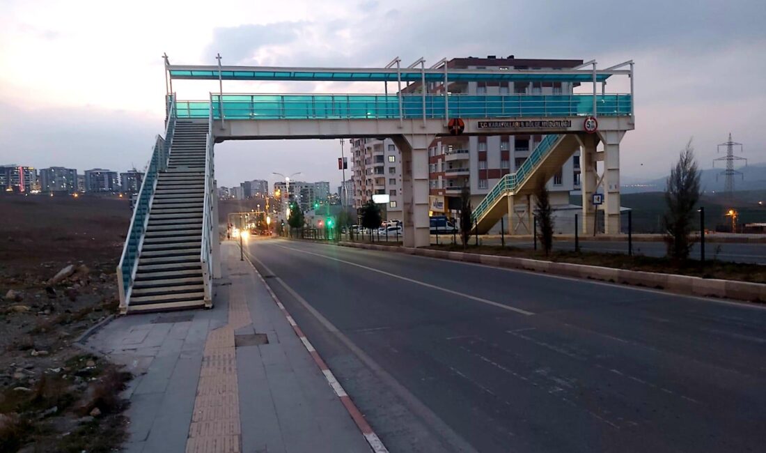 Siirt’in Bu Mahallesinde Yaşayan Vatandaşlar Hayatını Tehlikeye Atıyor! Kurtalan yolu üzerinde bulunan üst geçidi kullanan yok. Orta refüje