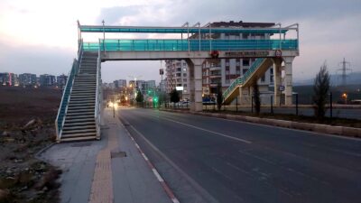 Kurtalan yolu üzerinde bulunan üst geçidi kullanan yok. Orta refüje