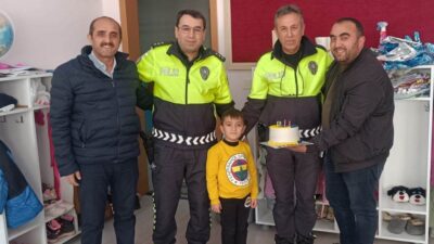 Siirt’te doğum gününü kutlayan minik çocuğa trafik polisleri sürpriz yaptı.
