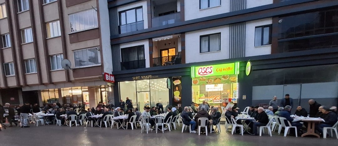Her gün dar gelirli 450 kişiye iftar yemeği dağıtan Siirt