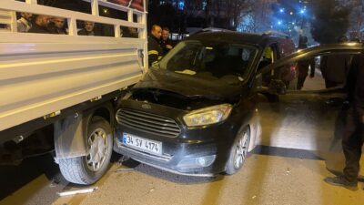 Akşam saatlerinde Siirt'te meydana gelen trafik kazasında bir kişi hafif
