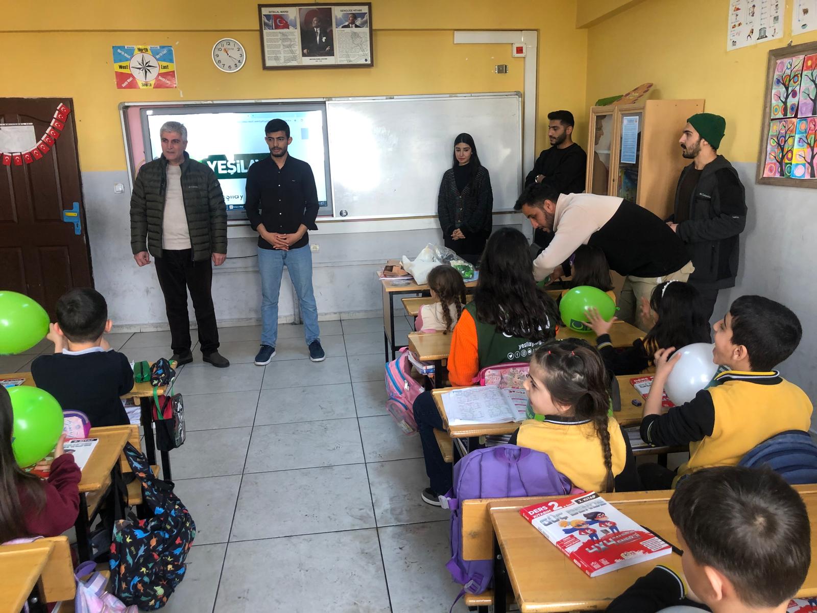 Siirt’te Etkinlikler Başladı! Yeşilay Haftası’nda Bağımlılıkla Mücadele Eğitimi Yeşilay Haftası etkinlikleri başladı. Kutlamalar kapsamında Yeşilay gönüllüsü üniversiteli gençler,