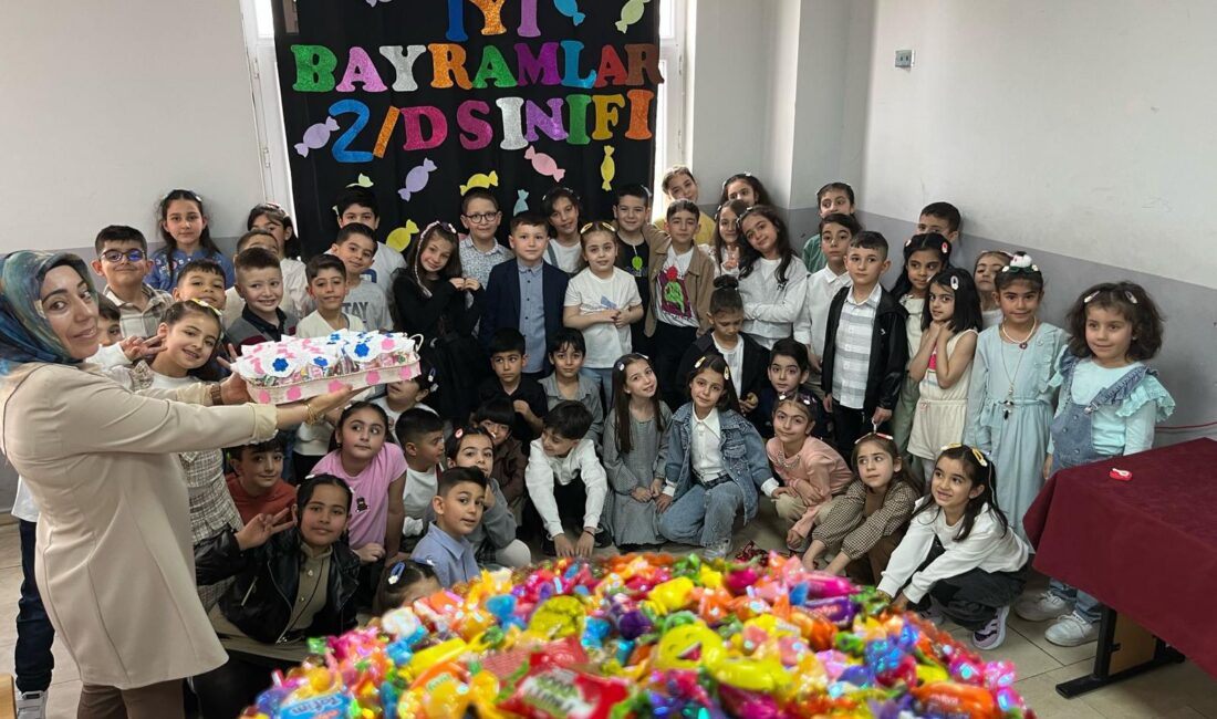 Şehit Polis Hayrettin Şişman İlkokulu’nda ‘Ramazana Elveda Bayrama Merhaba’ Etkinliği Düzenlendi Şehit Polis Hayrettin Şişman İlkokulu sınıf öğretmeni Emine Akın ve