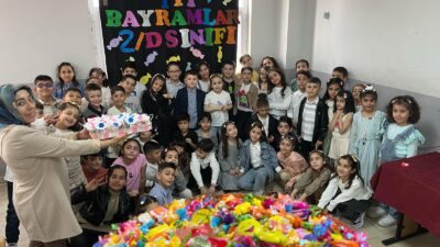 Şehit Polis Hayrettin Şişman İlkokulu sınıf öğretmeni Emine Akın ve