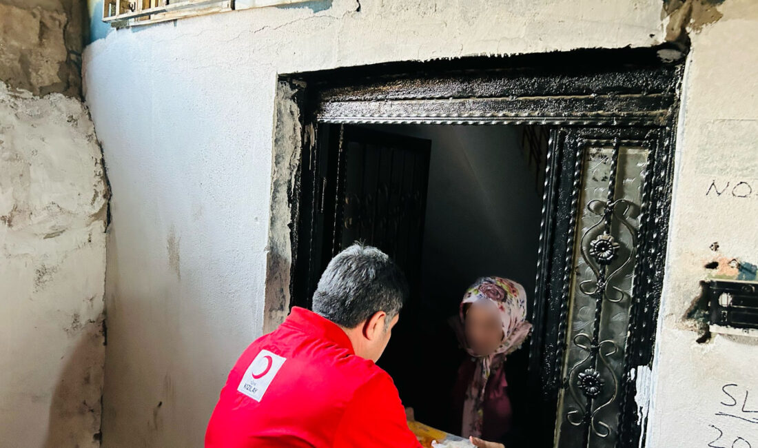 Sancaklar Vakfı, Siirt’te Her Gün 300 Kişiye Sıcak İftar Yemeği İkram Ediyor Hemşerilerimiz Sancaklar Ailesinin kurduğu Sancaklar Vakfı vatandaşlara iftar yemeği dağıtıyor.