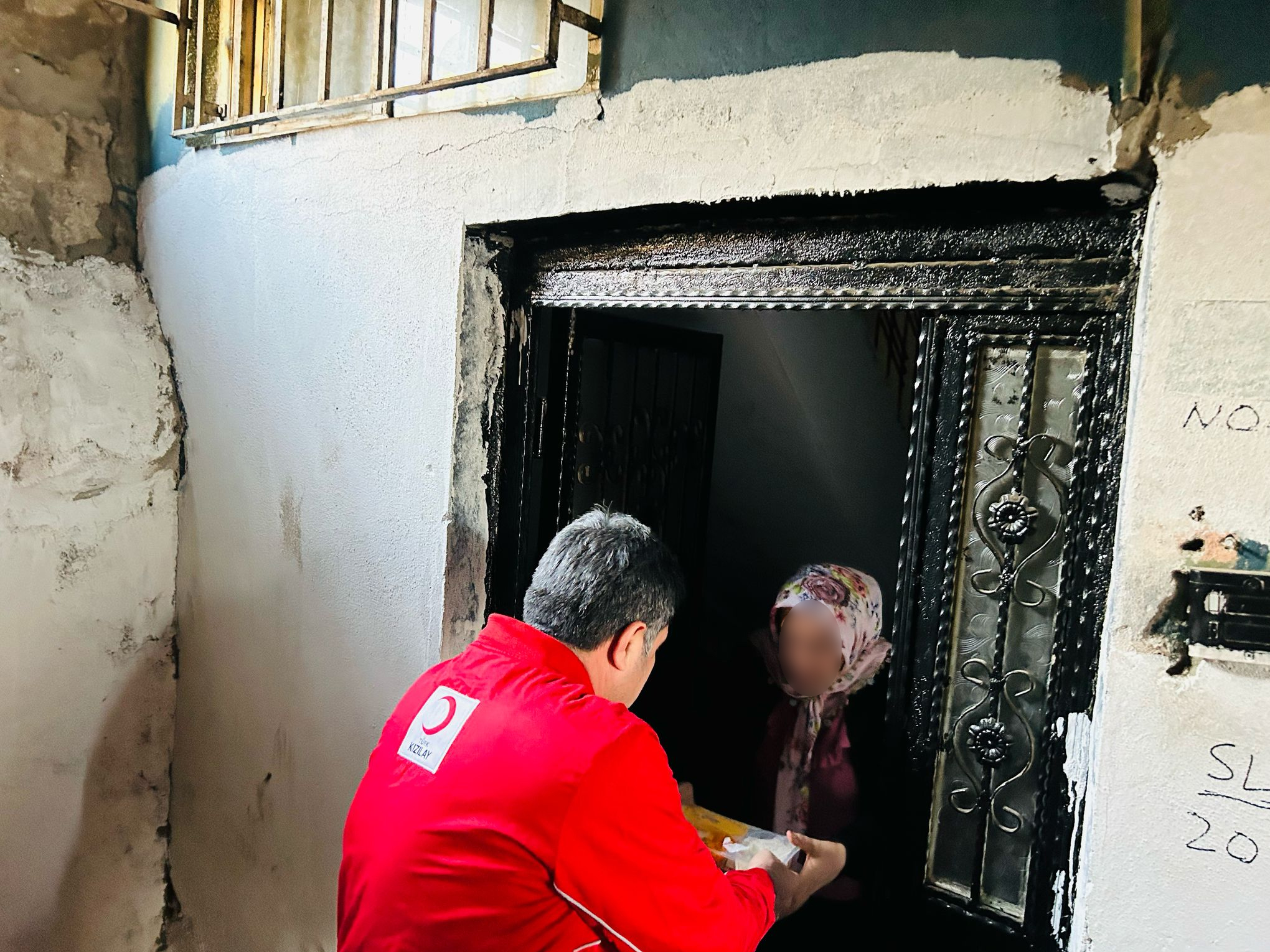 Sancaklar Vakfı, Siirt’te Her Gün 300 Kişiye Sıcak İftar Yemeği İkram Ediyor Hemşerilerimiz Sancaklar Ailesinin kurduğu Sancaklar Vakfı vatandaşlara iftar yemeği dağıtıyor.