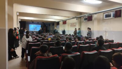 Gazi Anadolu Lisesi tarafından okul bahçesinde düzenlenen ve fotoğraf sanatçısı