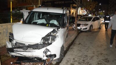 Siirt’te trafik kazası: Hafif ticari araç kaldırıma çıktı, küçük çocuk