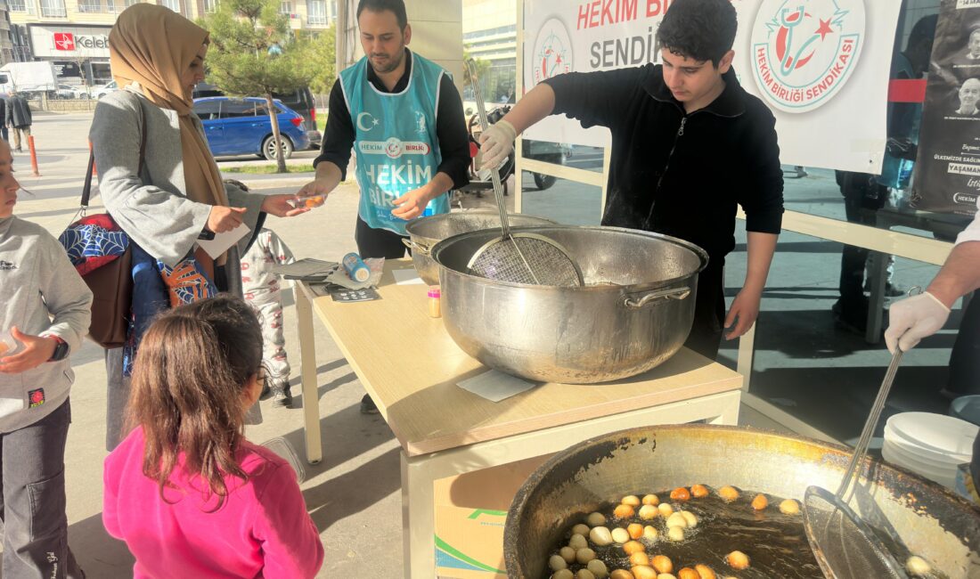 Siirt’te, Hayatını Kaybeden Doktorlar İçin Lokma Dağıtıldı Siirt’te, 14 Mart Tıp Bayramı vesilesiyle Türk Hekim Birliği Sendikası,