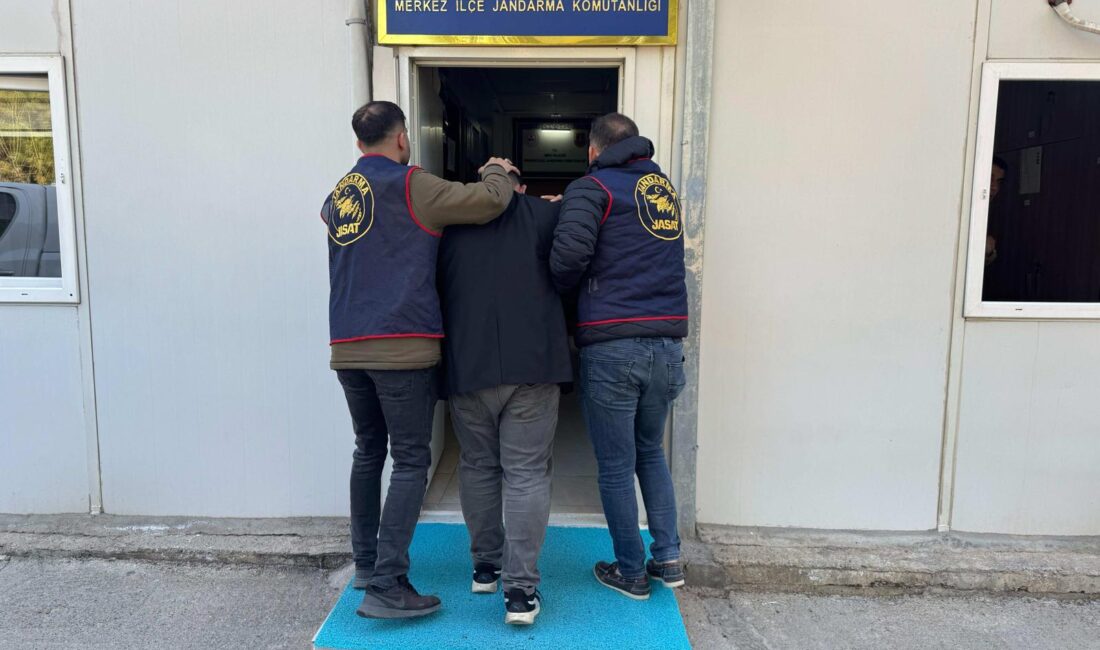 10 Yıldır Firari Olan Müebbet Hükümlüsü, Siirt’te Jandarma Operasyonuyla Yakalandı Siirt'te firari olan müebbet hükümlüsü yakalandı.