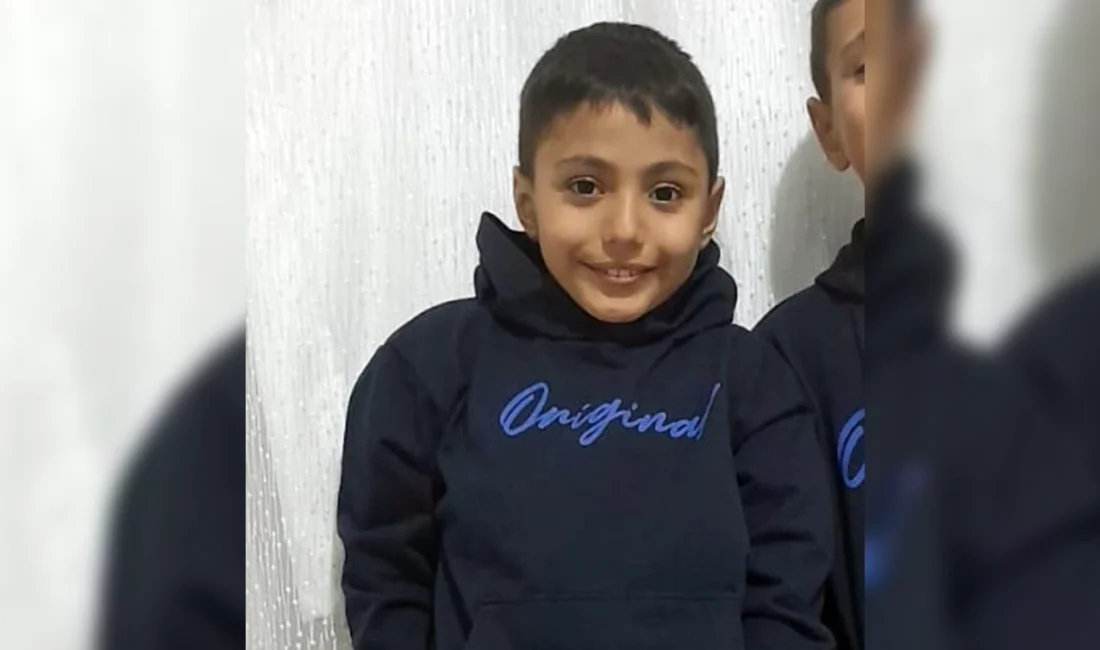 Siirt’te 7 Yaşındaki Emir Kayıp! Görenlerin Duyarlılığı Bekleniyor Siirt’te, 7 yaşındaki Emir İhsan, Tan Bulvarı’nda kayboldu. Küçük çocuğun