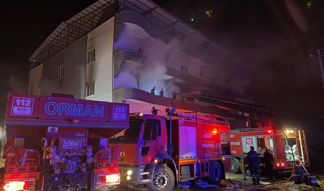 Siirt’te Terlik Fabrikasında Yangın! Ekipler 1 Saatte Kontrol Altına Aldı Siirt’in Gökçebağ beldesinde bulunan bir terlik fabrikasında çıkan yangın, ekiplerin
