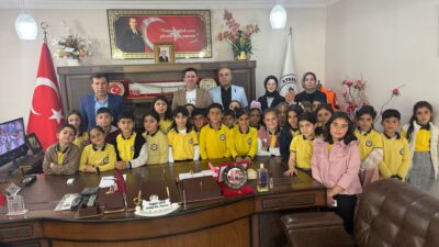 Baykan ilçesine bağlı Atabağı beldesinde çocuklar belediye başkanı Tayyar Laleyi