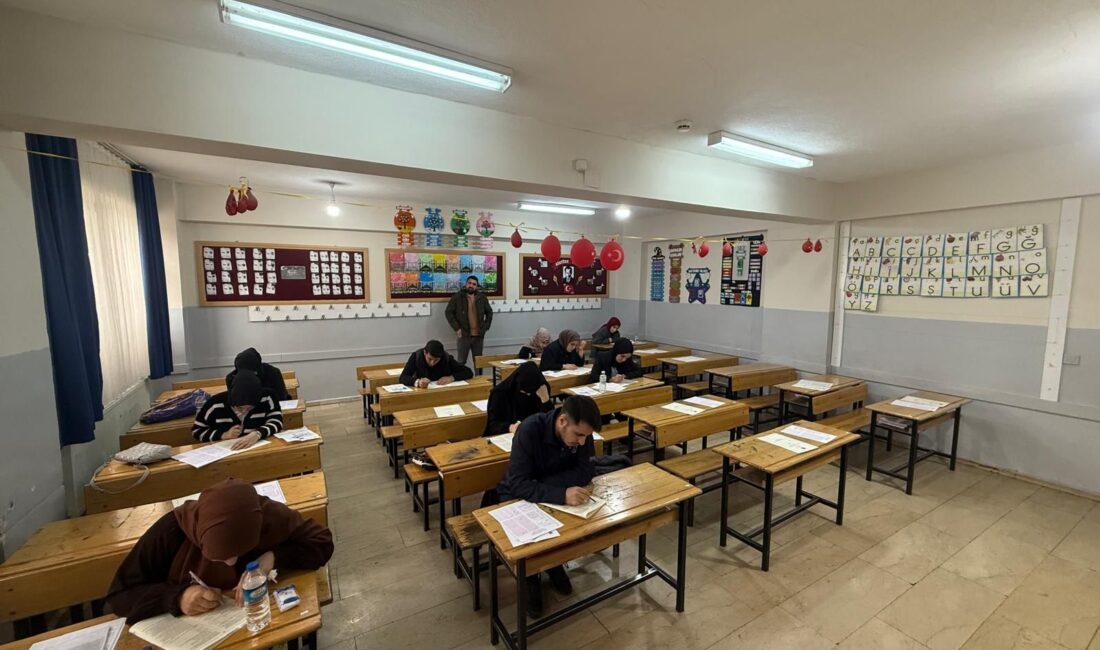 Siirt’te lise ve üniversite öğrencilerine yönelik umre ödüllü “Gençlik Bilgi