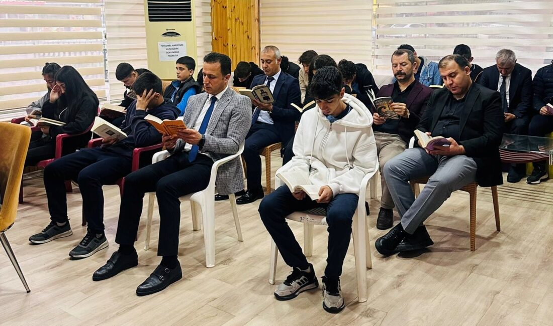 Siirt’te Kütüphane Haftası Etkinliği! Öğrenciler Millet Kıraathanesi’nde Hep Birlikte Kitap Okudular Öğrenciler Hep Birlikte Kitap Okudular