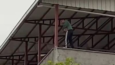 Siirt’in Afet Evler Mahallesi’nde bir intihar girişimi paniğe neden oldu.