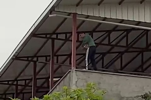 Siirt’in Afet Evler Mahallesi’nde bir intihar girişimi paniğe neden oldu.