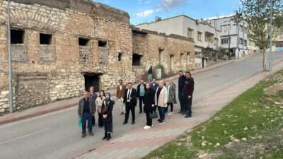 Siirt’te görevli öğretmenler il merkezindeki tarihi ve kültürel mekanları gezdiler.
