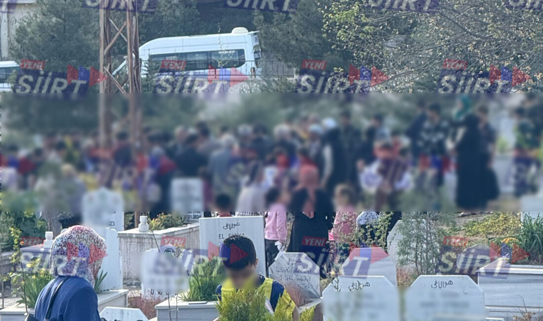 Siirt’te Mezardan Ses Geliyor İddiası Korkuttu: Yakınları Mezar Kazıyor Siirt’te akıllara durgunluk veren bir iddia gündeme geldi. Dün defnedildiği
