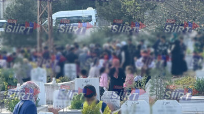 Siirt’te Mezardan Ses Geliyor İddiası Korkuttu: Yakınları Mezar Kazıyor Siirt’te akıllara durgunluk veren bir iddia gündeme geldi. Dün defnedildiği