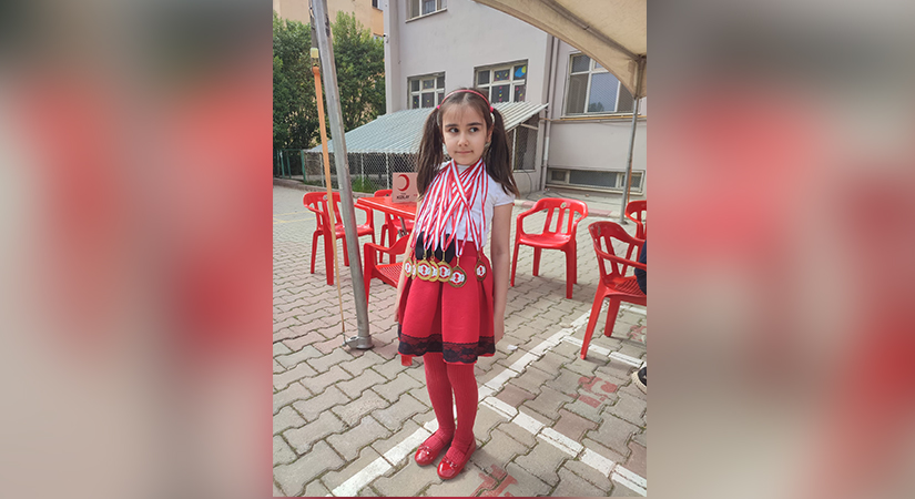 Siirt’te Minik Zeynep, Yakını Olan 7 Kişiyi Kan Bağışına İkna Etti Siirt’te ilkokul öğrencisi minik bir kız akrabası 7 kişiyi kan