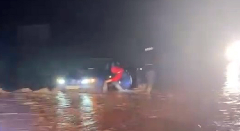 Siirt’te Toprak Kayması! Ziyaret Yolu Trafiğe Kapandı Siirt'in Baykan ilçesine bağlı Ziyaret beldesi yolunda meydana gelen toprak