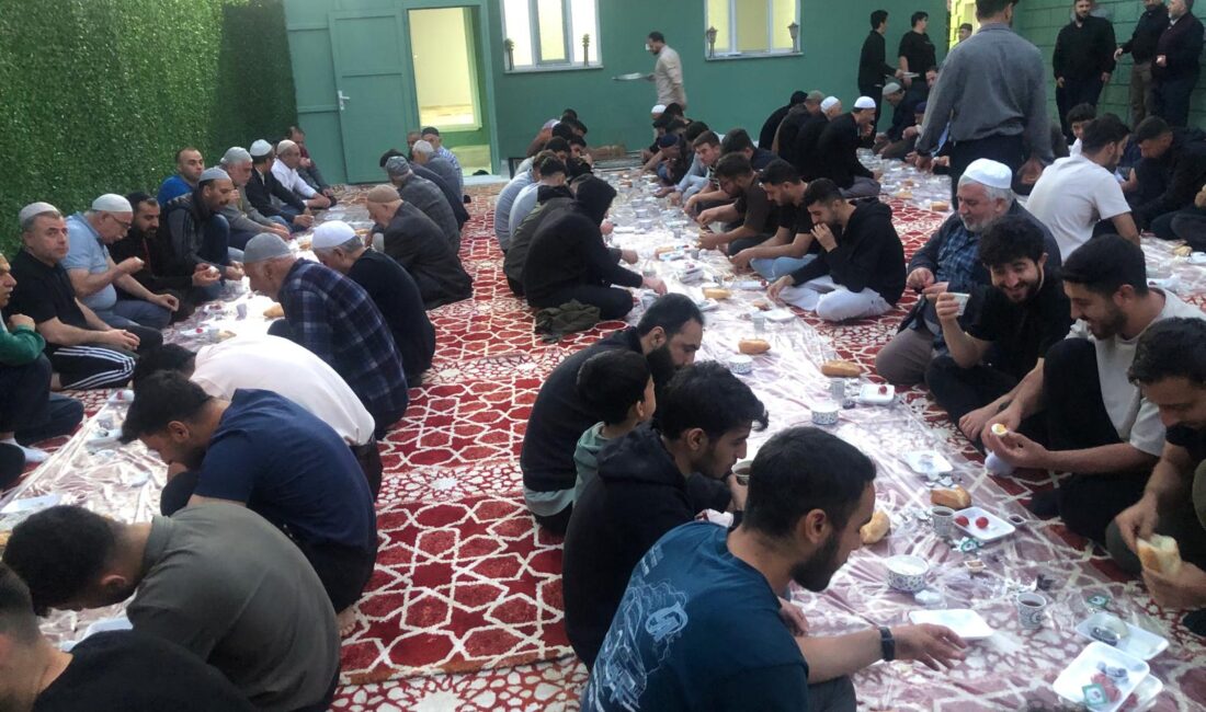 Siirt’te 400 Üniversiteli Genç Sabah Namazında Buluştu Diyanet İşleri Başkanlığının çocuk ve gençlere yönelik çalışmaları devam ediyor.