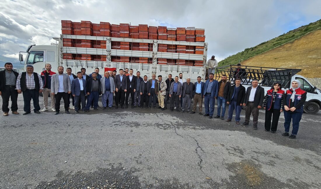 Pervari’de Bal Üretimi Artacak! 600 Adet Arılı Kovan Dağıtıldı Pervari’de bal üretiminin arttırılması amacıyla çalışmalar başlatıldı.