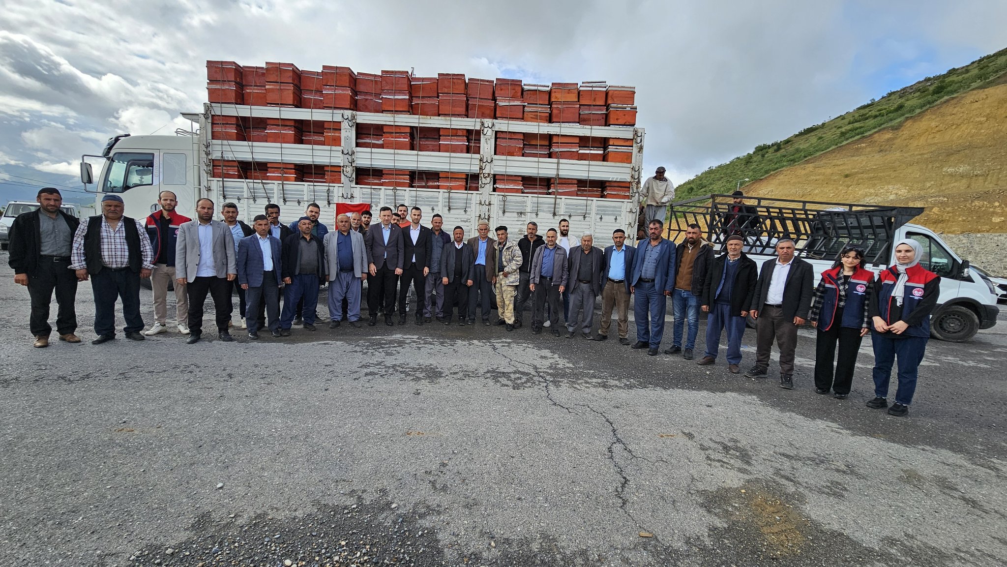 Pervari’de bal üretiminin arttırılması amacıyla çalışmalar başlatıldı.
