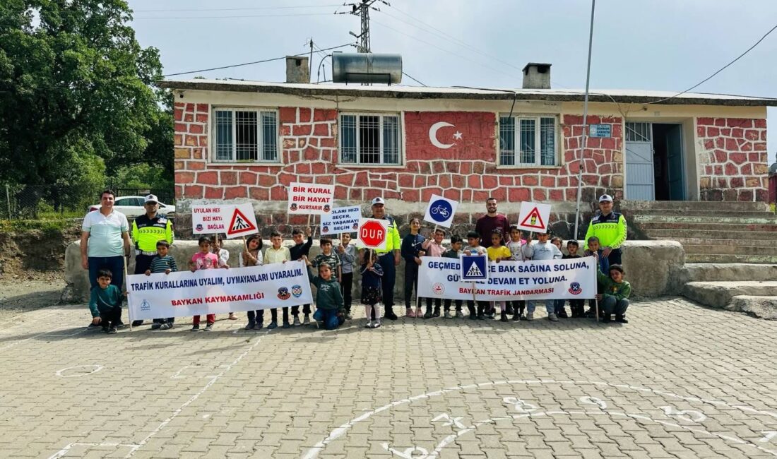 Siirt’in Baykan İlçesinde Trafik Haftası Etkinliği Ülke genelinde Trafik Haftası nedeniyle toplumda trafik kurallarına uyum ve