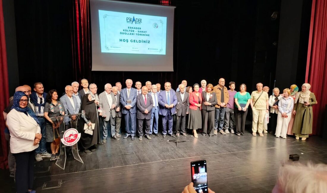 ESKADER Kültür Sanat Ödülleri Sahiplerine Veriliyor ESKADER 2024 Kültür Sanat Ödülleri, bu hafta Fatih’te sahiplerine verildi.