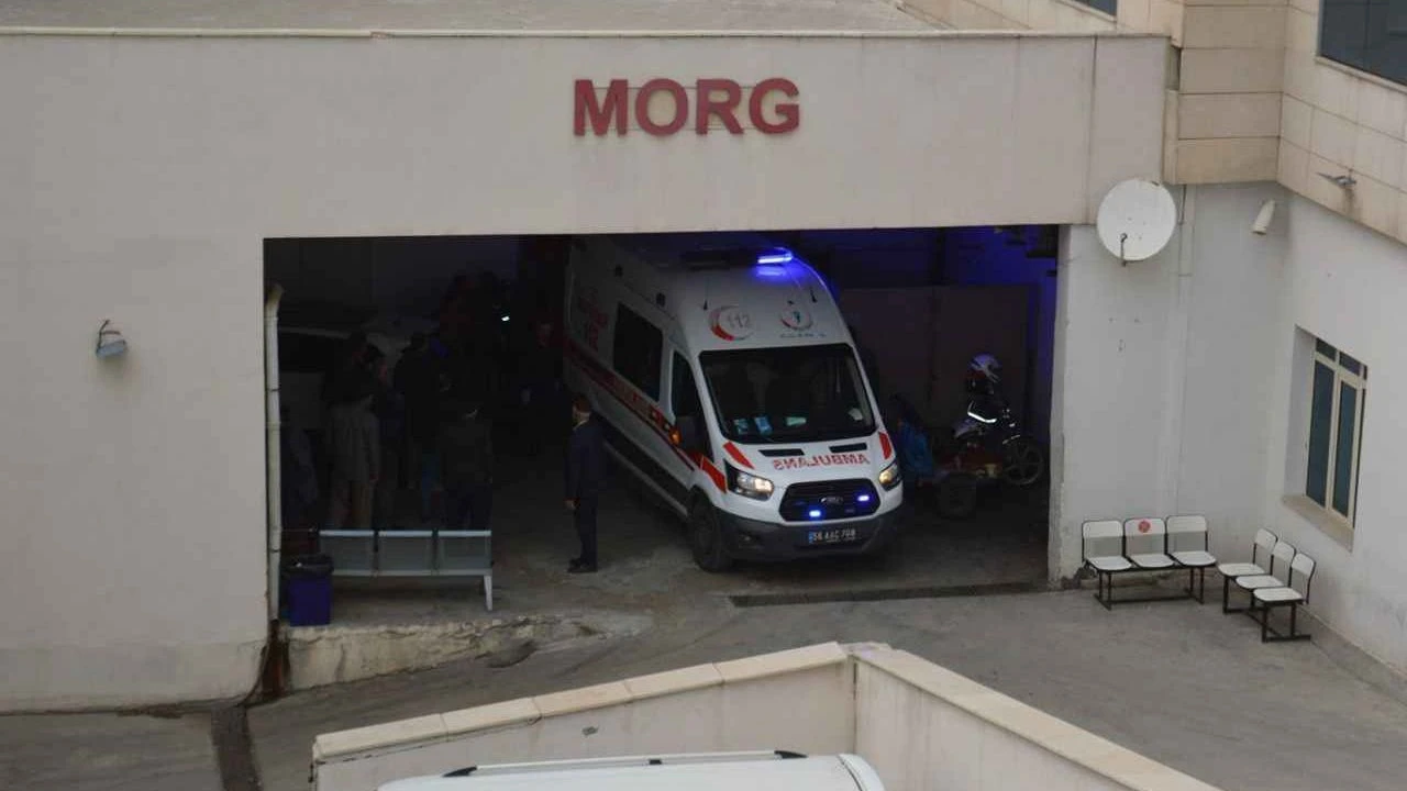 Siirt’te Acı Olay! 18 Yaşındaki Ayşe Hayatını Kaybetti Siirt’in Pervari ilçesinde yürek burkan bir olay yaşandı. Zihinsel ve