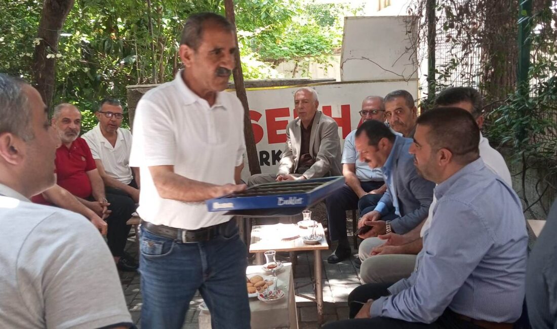 Yalova Sider’de Bayramlaşmaya Yoğun İlgi Yalova’da faaliyet gösteren Siirtliler yardımlaşma ve Dayanışma Derneğinde bayramlaşma yapıldı.