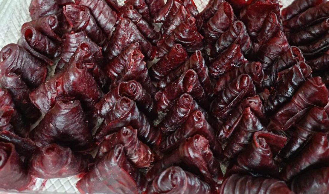 Eruh’ta Kadın Kooperatifinden Siirt’te Bir İlk! Hurmalı Köme Üretimi Başladı! Siirt'in Eruh ilçesinde faaliyet gösteren Levendi Kadın Kooperatifi ürün çeşidini