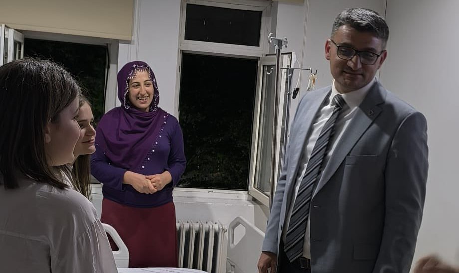 Siirt İl Sağlık Müdürü Dr. Hacıoğlu: “Halkımız İçin Gece Gündüz Çalışacağız” Siirt İl Sağlık Müdürlüğüne atanan Uzm. Dr. Besim Hacıoğlu, yaklaşık