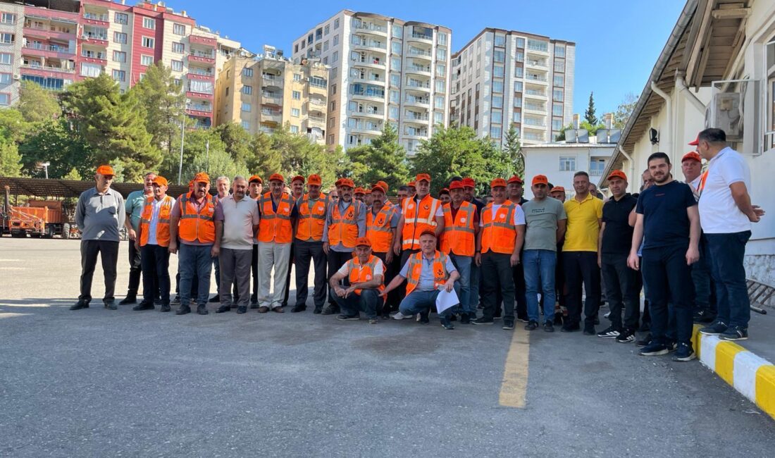 SİİRT’TE KARAYOLLARI İŞÇİLERİ HAK ARAYIŞINDA Karayolları işçileri tüm Türkiye’de olduğu gibi Siirttede hak arayışı içerisinde.