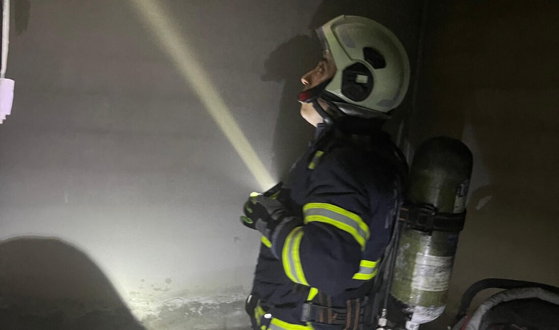 Siirt’in Kurtalan ilçesinde polis lojmanında çıkan yangında dumandan etkilenen 13