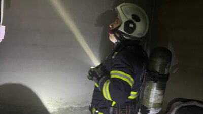 Siirt’in Kurtalan ilçesinde polis lojmanında çıkan yangında dumandan etkilenen 13