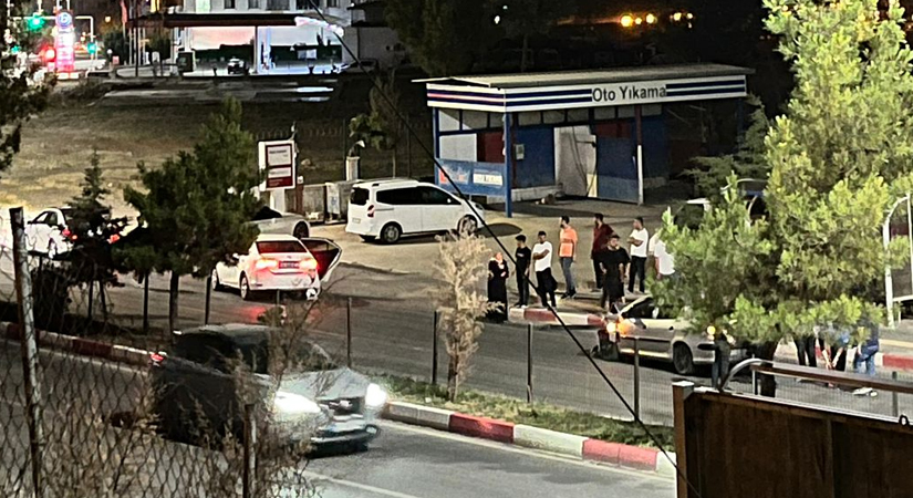 Afetevler Mahallesinde Maddi Hasarlı Kaza Siirt’in Afetevler Mahallesi’nde, Kurtalan Yolu üzerinde bulunan Kadoil benzinlik istasyonu