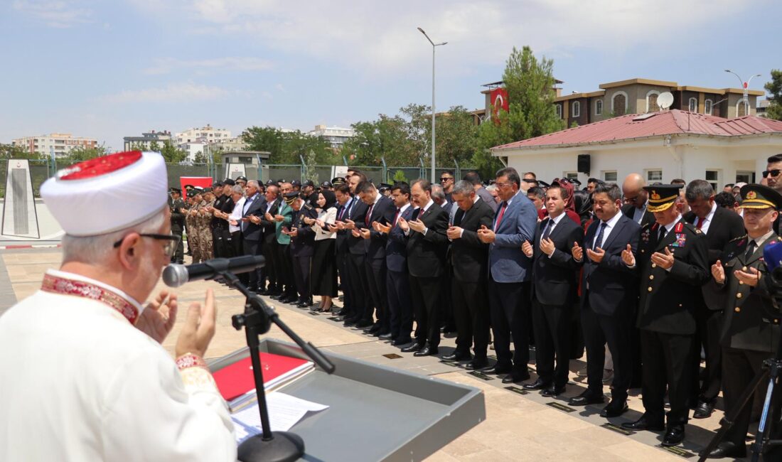 Siirt Garnizon Şehitliğinde 15 Temmuz ve Tüm Şehitlerimiz İçin Anma Programı Düzenlendi Siirt’te 15 Temmuz Şehitlerini Anma, Demokrasi ve Milli Birlik Günü