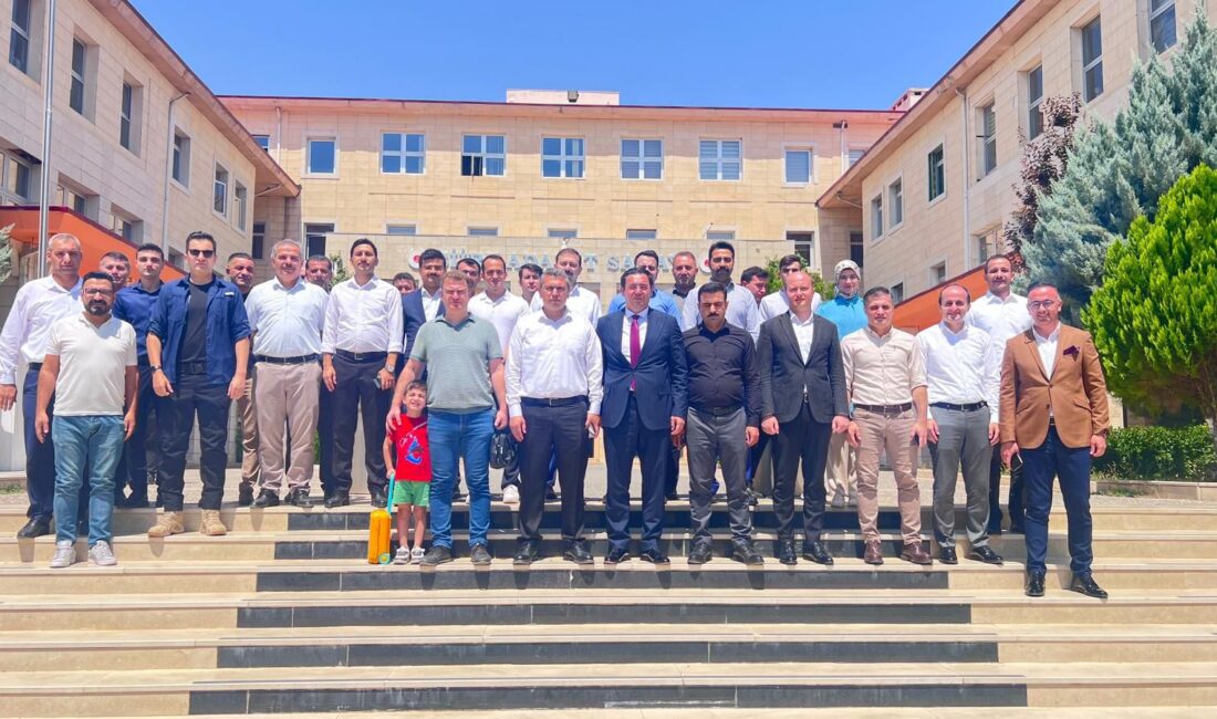 Siirt’te Başsavcıya Duygusal Uğurlama Siirt’te 3 yıldan beri başarılı bir yönetim biçimiyle görev yapan