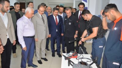 Siirt’te AFAD gönüllülerine kimlik kartlarının takdim edildiği, akredite edilen STK’lara