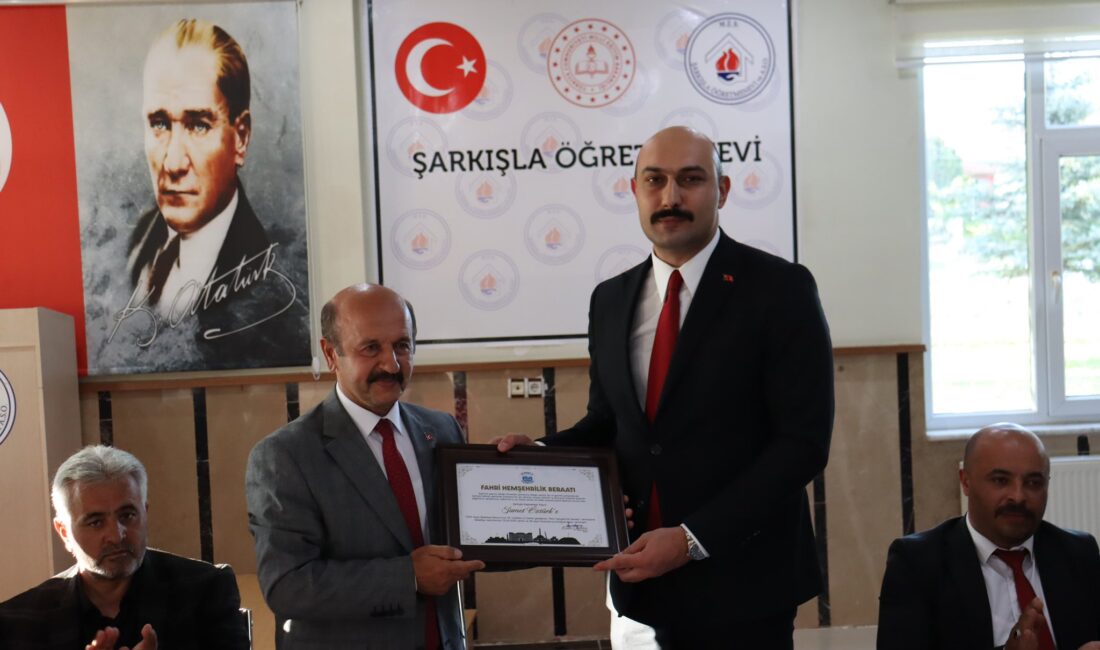 Eski Siirt Vali Yardımcısı Samet Öztürk’e Sivas’tan Fahri Hemşehrilik Beratı Siirt vali yardımcısı olarak görev yaptığı sürede çalışkanlığı ve vatandaşlarla