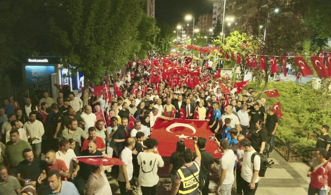 Siirt’te 15 Temmuz kortej yürüyüşü ve anma programı düzenlendi Siirt’te 15 Temmuz Demokrasi ve Milli Birlik Günü etkinliği, Türk