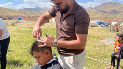 Siirt’te yaz aylarında yaylalarda kalan çocuklar, kuaför eliyle traş keyfini